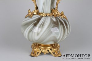 Декоративная ваза с фигурным туловом, украшенная фигурками ящерок и желудями. Стекло.