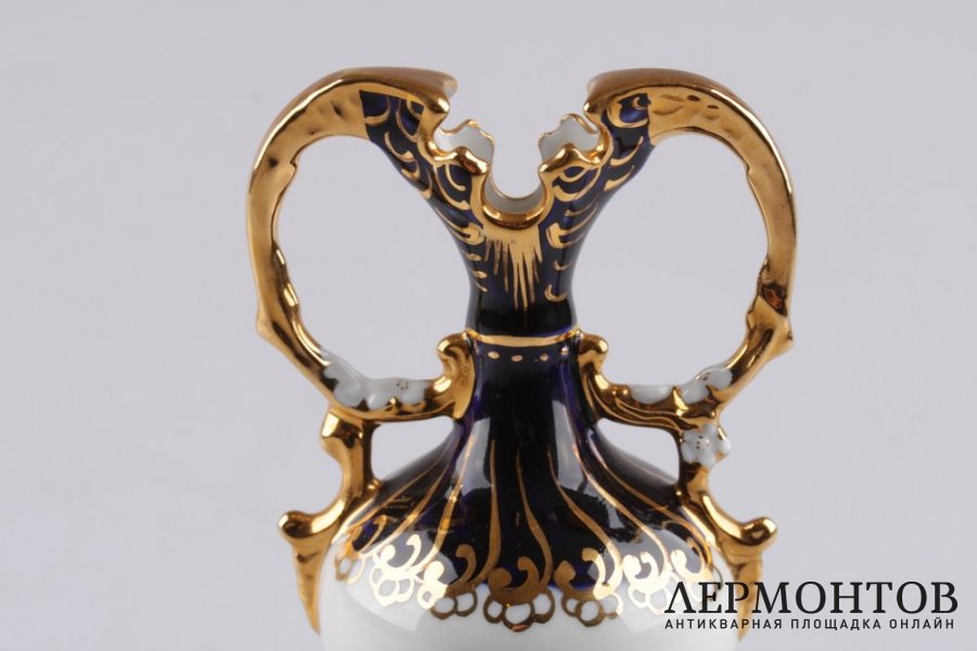 Статуэтка. Амфора с двумя ручками. Фарфор, роспись. Royal Dux Bohemia, XX век.