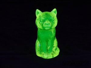 Статуэтка «Кошка». Урановое стекло, Чехия