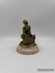 Статуэтка «Женщина с корзиной». Бронза, камень, предположительно Западная Европа, 19 век