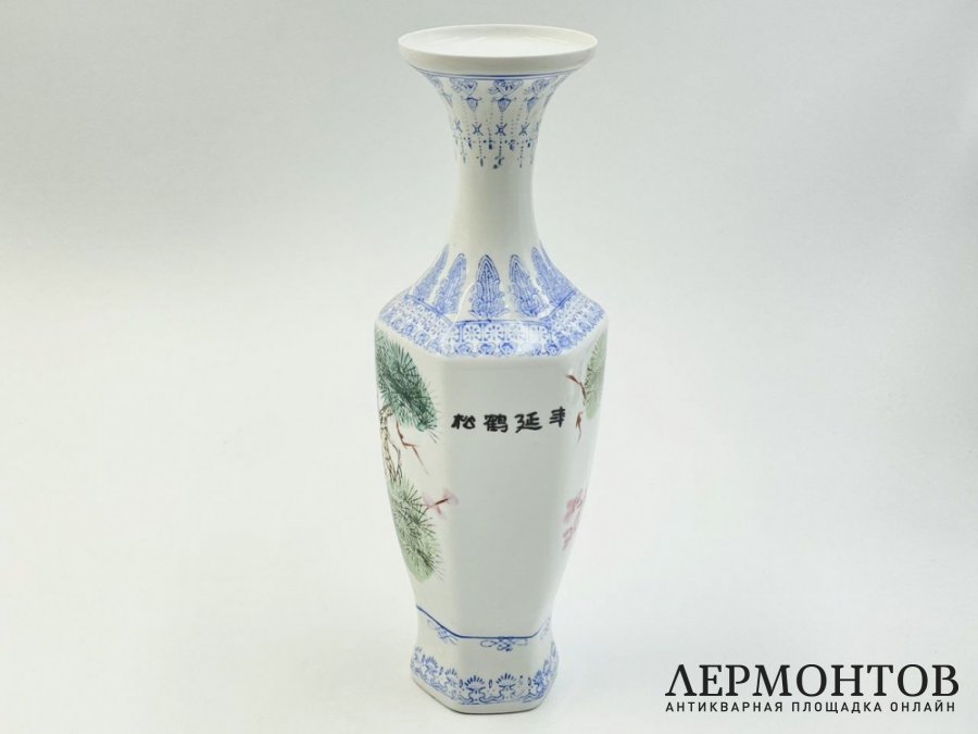 Ваза с росписью в родной коробке. Китай, 1960-е гг. Фарфор, роспись.