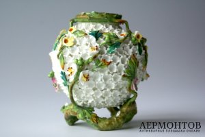 Ваза с лепными цветами и листьями в технике Schneeballen бульденеж