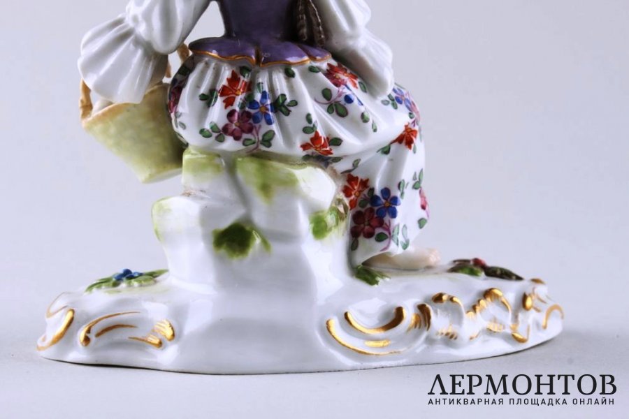 Статуэтка Девушка с курочкой и корзиной.  Германия, Meissen, 1934-1945 гг. Фарфор.
