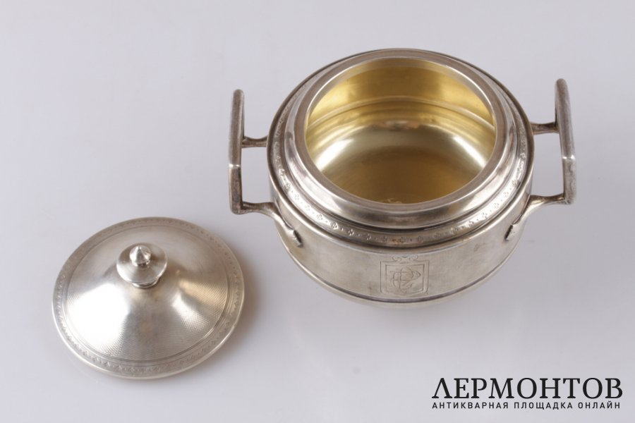 Сахарница Tallois в технике гильоше. Серебро 950 пробы. Франция, начало XX века.