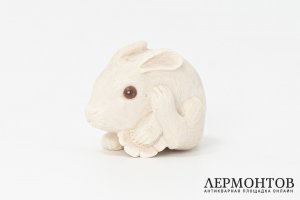 Статуэтка Зайка. Россия, мастер-косторез Виктор Вихлянцев, 1998 год. Кость.