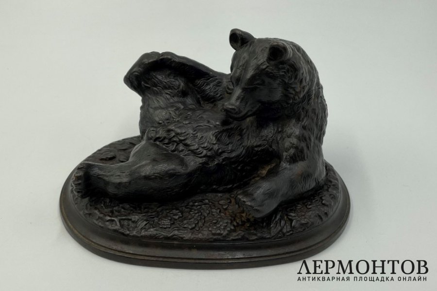 Скульптура Медвежонок валяющийся. Россия, Каслинский завод, 1937-1940 гг. Чугун.