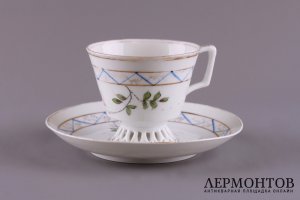Чайная пара на прорезной ножке с изображением цветов. Россия, т-во Кузнецова