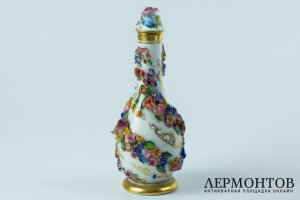 Графин с цветочным декором. Россия, Попов, 19 в., фарфор, роспись, золочение.