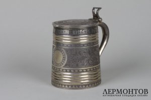 Кружка с изображением петушка на крышке. Россия, Москва, мастер ВС, 1874г. Серебро 84