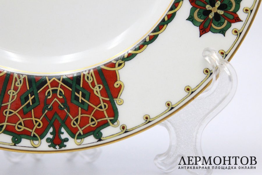 Тарелка с орнаментом в русском стиле. Фарфор, роспись. Россия, Бр. Корниловы, 1900е