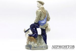 Большая скульптура Охотник с собакой. СССР, 1980е. Фарфор, роспись.