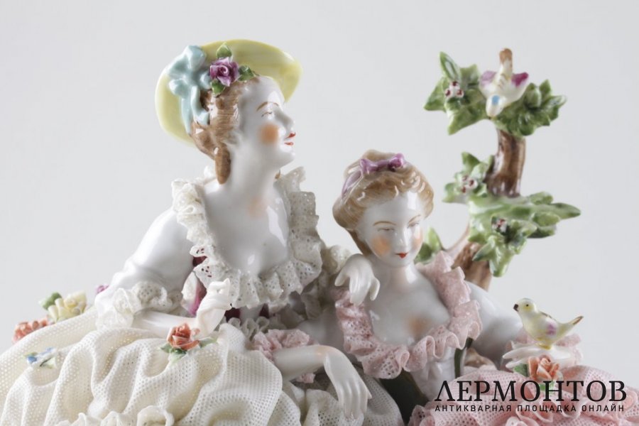 Статуэтка Две Дамы. Фарфор, роспись. Италия. Каподимонте. XXв.