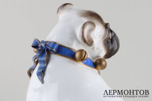 Мопс с щенком. Фарфор, роспись. Германия, Мейсен, XIX в. Модель Иоганна Кендлера.