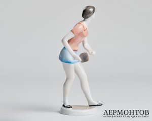 Статуэтка «Игрок в пинг-понг». Фарфор, Hollóháza, Венгрия, 1960–1970-е годы