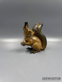 Статуэтка «Белка с лесным орехом». Фарфор, роспись, Rosenthal, автор модели Th. Kärner, Германия, середина 20 века