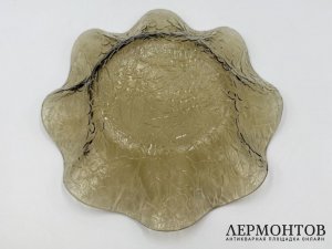 Блюдо морошка из антрацитового стекла. Завод Неман, автор Мурахвер, 1970-е гг.