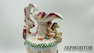Декоративный кувшин со скульптурным декором. Италия, Каподимонте, 1970-1980-е гг.