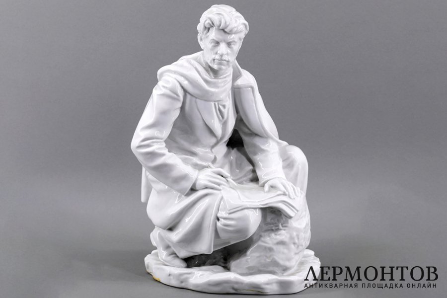 Статуэтка Сталин в ссылке. Фарфор. СССР, ЛФЗ, Захаров Е., 1950е гг.