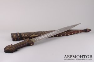 Сувенирный кинжал кавказского типа с тремя прямыми долами в деревянных ножнах. 