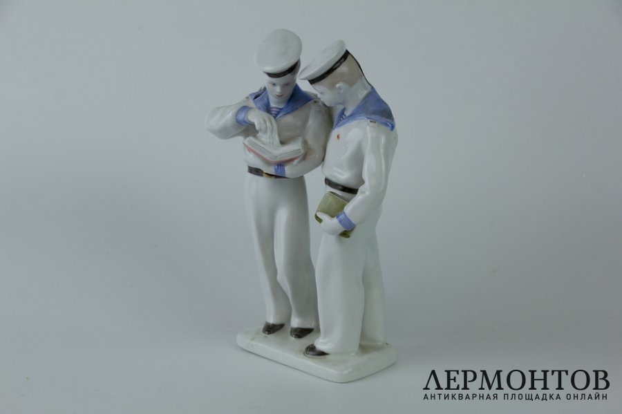 Статуэтка Нахимовцы. ЛФЗ, 1950-е гг. Фарфор, роспись.
