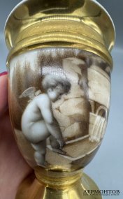 Кофейная пара «Амур за туалетом» в стиле ампир. Фарфор, роспись, золочение, Западная Европа, 1820–1840 годы