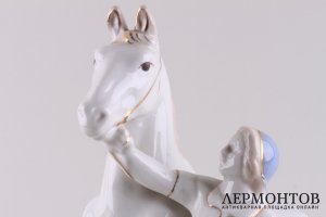 Статуэтка Колхозница с конем. СССР, Гжель, автор Бессарабова, 1950-1960-е гг. Фарфор.