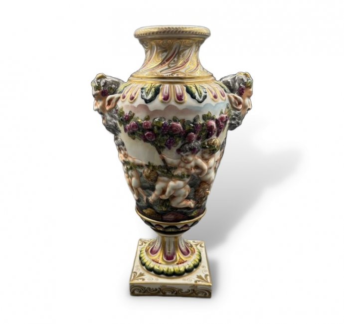 Ваза с путти и маскаронами. Фарфор, роспись, Capodimonte, Италия, 20 век