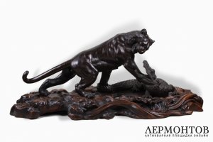 Скульптура.  Схватка тигра и крокодила. Бронза. Япония, XIX в. Период Мейдзи.