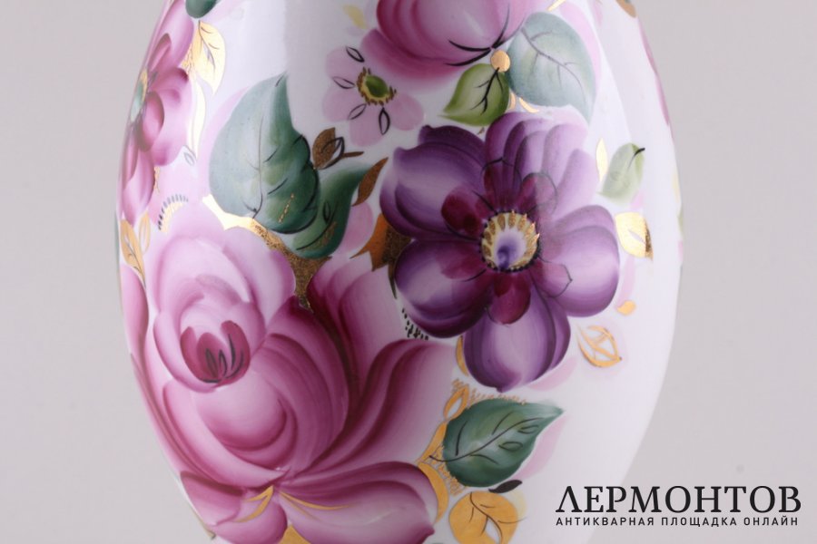 Ваза Розовые цветы. Фарфор, роспись, золочение. СССР, Хайтинский завод, 1970е-80е