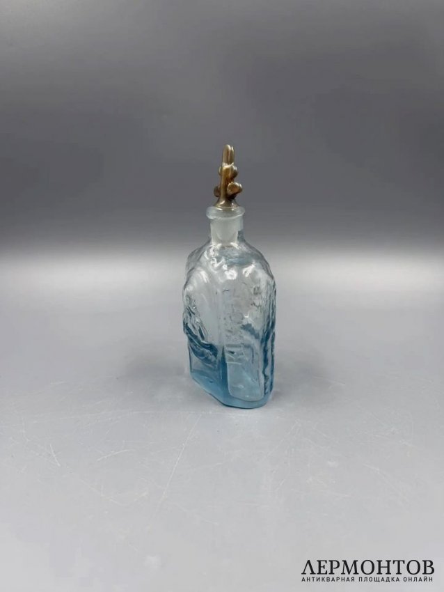 Флакон для духов с пробкой. Цветное прессованное стекло, 1890–1910 годы