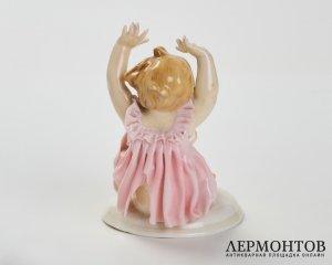 Статуэтка «Испуг. Ой, цыплёнок!». Фарфор, Karl Ens, Германия, 1920–1930-е годы