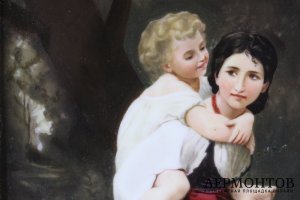 Пласт Девочка, несущая малыша на плечах. Фарфор, живопись. KPM. Германия