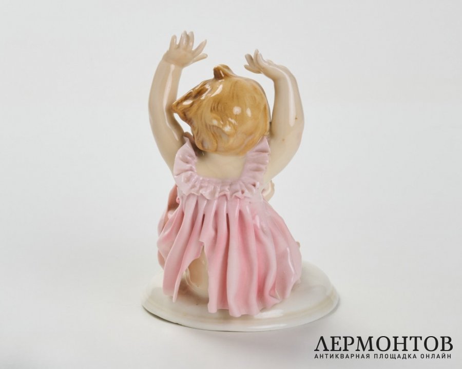 Статуэтка «Испуг. Ой, цыплёнок!». Фарфор, Karl Ens, Германия, 1920–1930-е годы