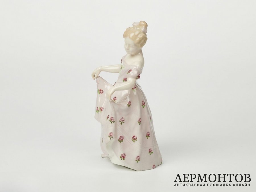 Статуэтка «Девушка бидермейер, смотрит налево». Goldscheider, Австрия, 1904–1905 годы