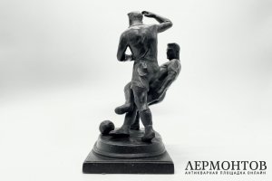 Скульптурная композиция Футболисты. СССР, Касли, А. В. Чиркин, 1960 год. Чугун.