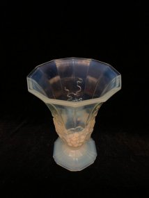 Ваза Ар Деко. Франция, Verlux, Etling, 1920-1930-е гг. Опаловое стекло.