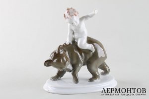 Путто на медведе. Фарфор, роспись. Германия, Metzler Ortloff, 1930-1978.