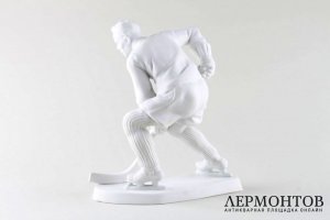 Статуэтка Хоккеист. Чехия, мануфактура Royal Dux, 1990-е гг. Бисквит.