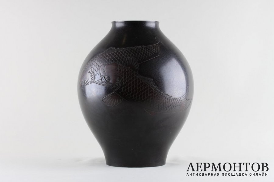 Ваза бронзовая Карпы. Япония, период Тайс 1912 - 1926 гг.