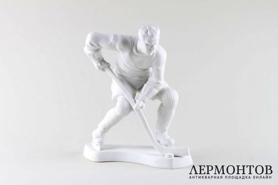 Статуэтка Хоккеист. Чехия, мануфактура Royal Dux, 1990-е гг. Бисквит.