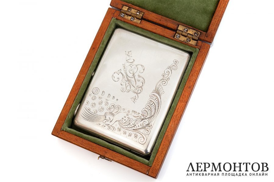 Портсигар в коробке. Серебро 84. Россия, Москва. 1908-1917 гг. Серебряное заведение Монъ.