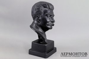 Бюст И.В. Сталин. Чугун, голландская сажа. СССР, Касли, Н. Горин, ок. 1936 г.