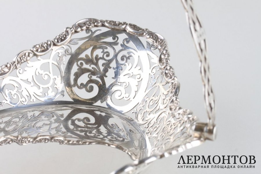 Ваза с ручкой с цветочным орнаментом. Лондон, Goldsmiths and Silversmiths co., 1899 г