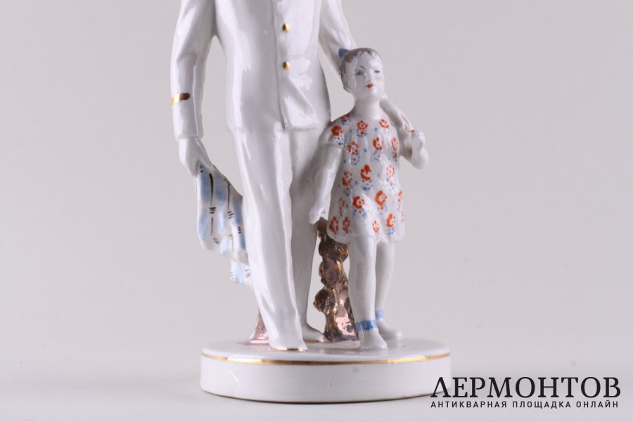 Статуэтка На парад. Фарфор, роспись. СССР, Дулевский фарфоровый завод, 1952. 