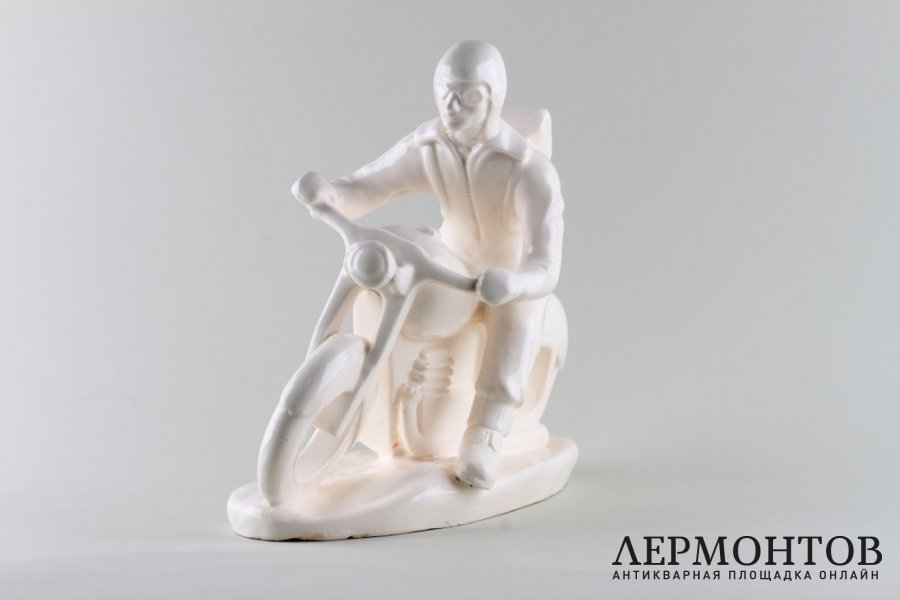 Статуэтка Мотоциклист. Фаянс.  Фабрика Bechyne, Чехословакия, 1950-е годы.