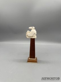 Статуэтка «Стервятник с бубном». Кость, резьба, современная работа