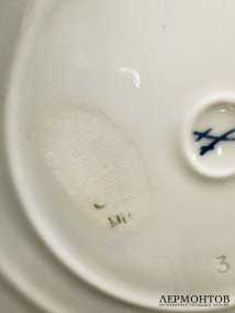 Пара тарелок «Людовик XVI» и «Маркиза Сен-Мар». Фарфор, деколь, белье Императорского фарфорового завода, начало 20 века
