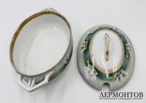 Соусник с крышкой Кувшинка. Россия, М. Кузнецов, 1900-е гг. Фарфор, роспись.