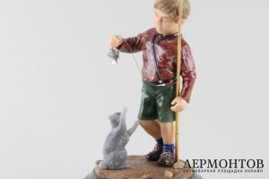 Скульптура Мальчик-рыбак играет с котенком. Камнерезная работа. Екатеринбург.