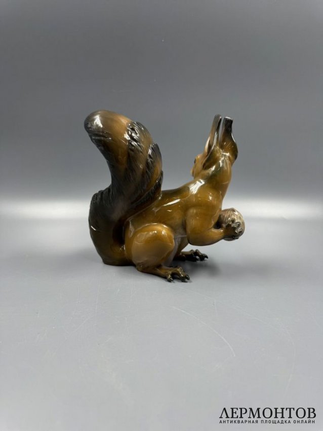 Статуэтка «Белка с лесным орехом». Фарфор, роспись, Rosenthal, автор модели Th. Kärner, Германия, середина 20 века